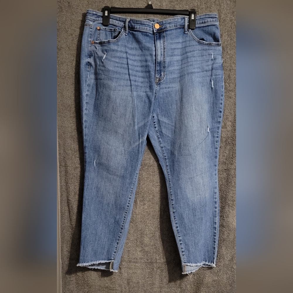 Women's EVRI jeans 22W w/fraying around ankles. Like new